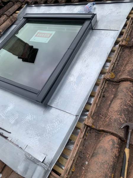 Pose d’une fenêtre de toit Velux avec son volet roulant solaire à Colomiers