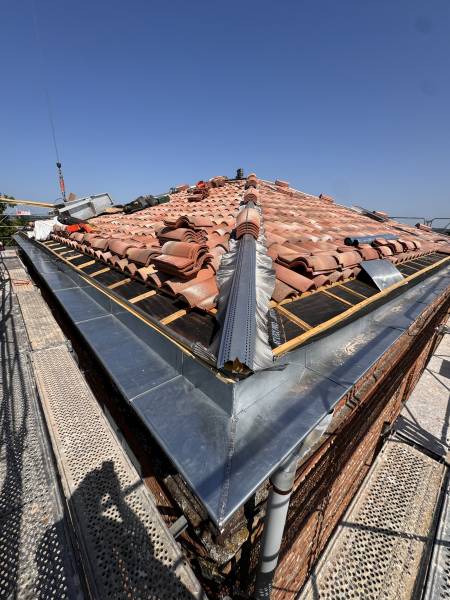 Réfection de la toiture complète et création de fenêtre de toit, entablement en zinc pour protéger la corniche et installation de gouttière demi-ronde à Villefranche de Lauraguais