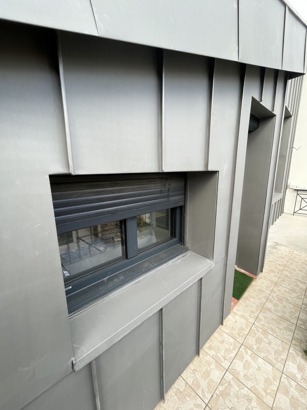 Réalisation sur mesure d'un bardage en joint debout couleur Quartz, afin de protéger le système électrique d'une cloche à La Valette proche de Verfeil