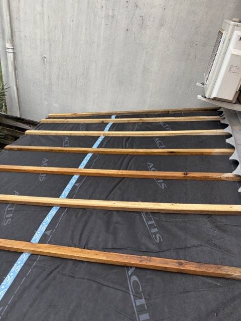 Entreprise de couverture réalisant isolation de toiture par l’extérieur sarking et rénovation énergétique