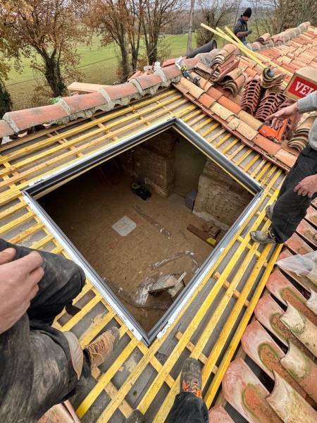 Reprise châssis toiture pour pose velux triple vitrage avec chevêtre renforcé et étanchéité périphérique Toulouse
